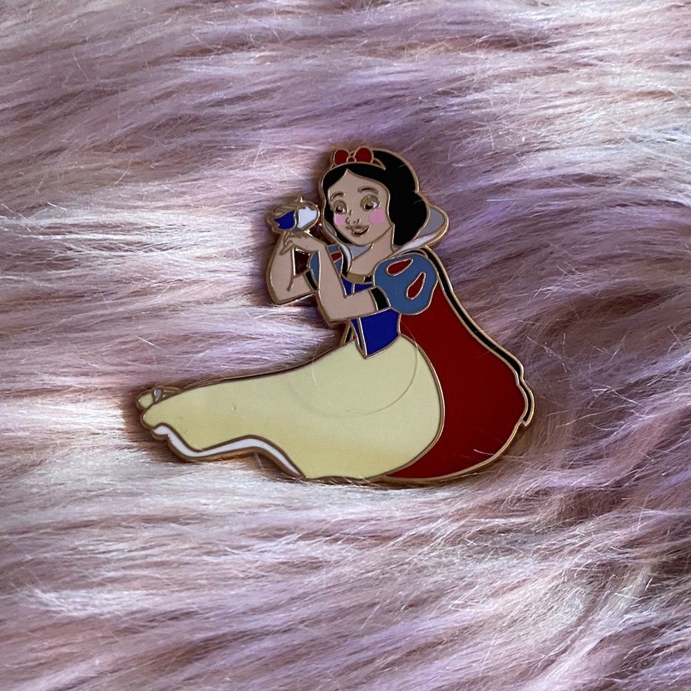 Disney Loungefly Snow White Enamel Pin